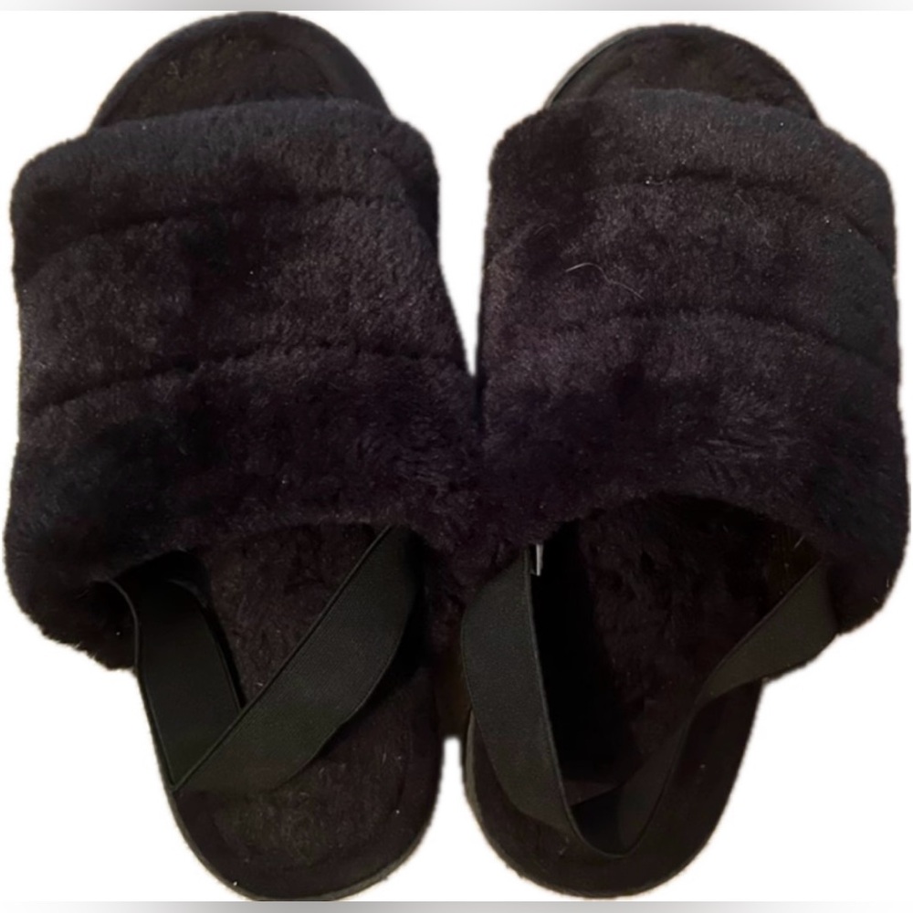 Women’s cozy slippers with non slip sole. Excellent condition. Size 8-9.
